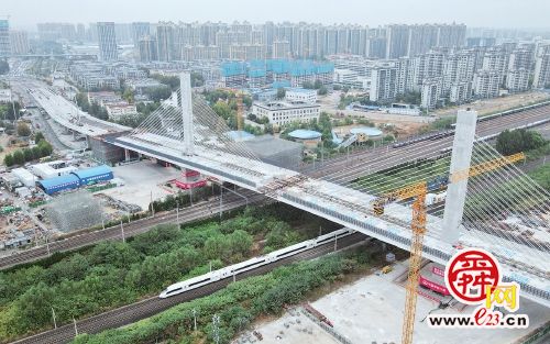 历时145分钟 开源路涉铁路段主桥顺利完成转...